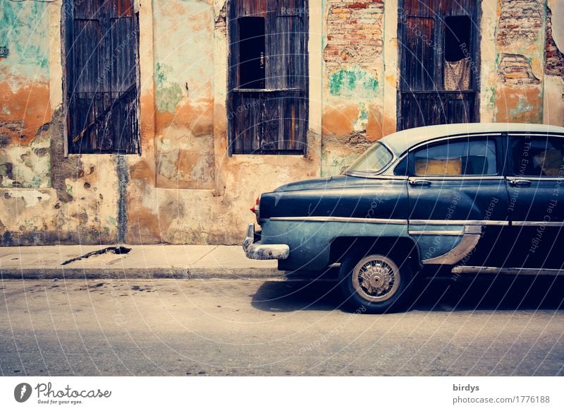 Amerikanischer Oldtimer auf Kuba, kubanisches Straßenbild Auto Santiago de Cuba Stadt Altstadt Haus Kubastyle Fassade Verfall Fenster Fensterladen urban PKW alt