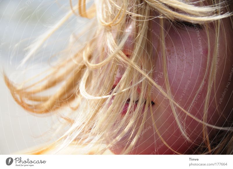 Wirbelwind... Farbfoto Außenaufnahme Nahaufnahme Tag Licht Sonnenlicht geschlossene Augen feminin Kopf Haare & Frisuren Gesicht 1 Mensch Sommer Wind blond Glück