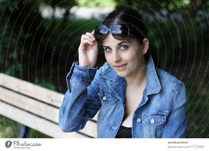 junge Frau mit Sonnenbrille Lifestyle Stil Mensch feminin Mädchen Junge Frau Jugendliche Erwachsene 1 18-30 Jahre Natur Park Mode brünett Lächeln lachen