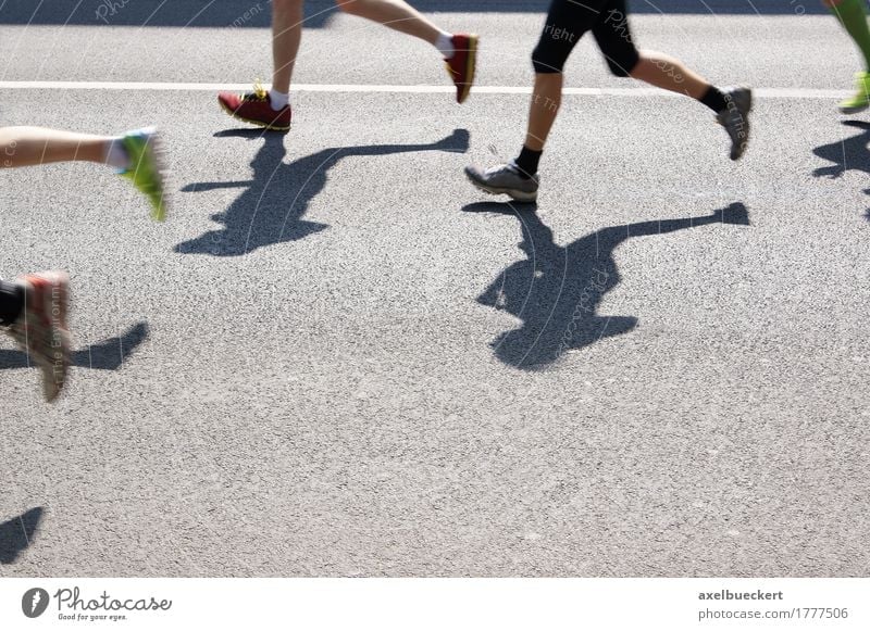Marathon Lifestyle Freizeit & Hobby Sport Joggen Mensch Frau Erwachsene Mann 5 Menschengruppe Schuhe Fitness laufen Asphalt Jogger Straße Beine Fuß Turnschuh