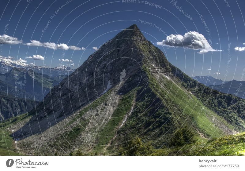 Nantaux-Spitze Farbfoto Außenaufnahme Menschenleer Tag Kontrast Natur Landschaft Wolken Sommer Schönes Wetter Berge u. Gebirge Chablais Gipfel blau Frankreich