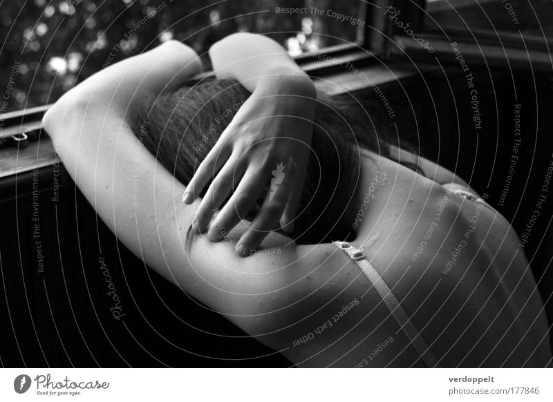 ein Theorem der Melancholie: Schwarzweißfoto Mensch Frau Jugendliche Hand Formen Licht natürlich schwarz Körper Linie Fenster Atem Seufzer berühren Finger