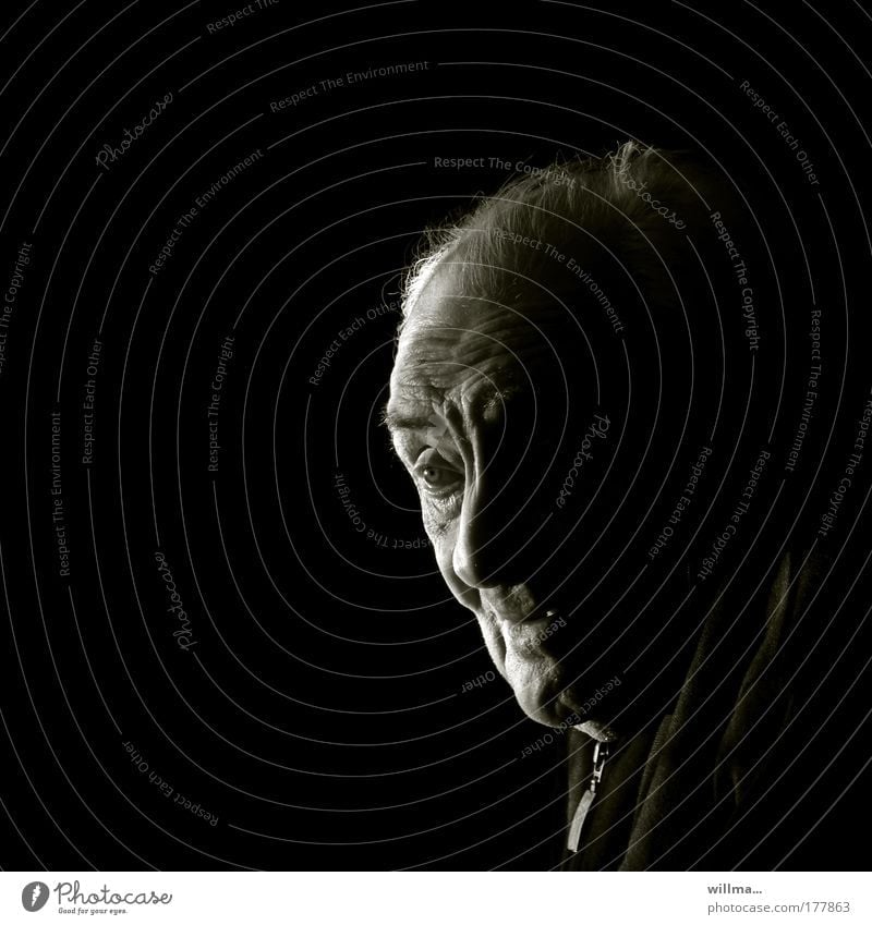 Porträt eines Senioren, Textfreiraum, sw Greis alter Mann Gesicht Ruhestand Großvater Kopf Einsamkeit Gelassenheit Glaube & Religion Hoffnung Erinnerung