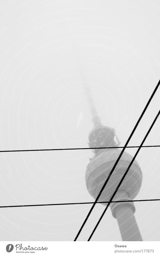 # Alex Alexanderplatz Turm Berliner Fernsehturm Mitte Hauptstadt Oberleitung Kabel Stahlkabel Raute Kreuz Christliches Kreuz Straßenkreuzung Wegkreuzung Bauwerk