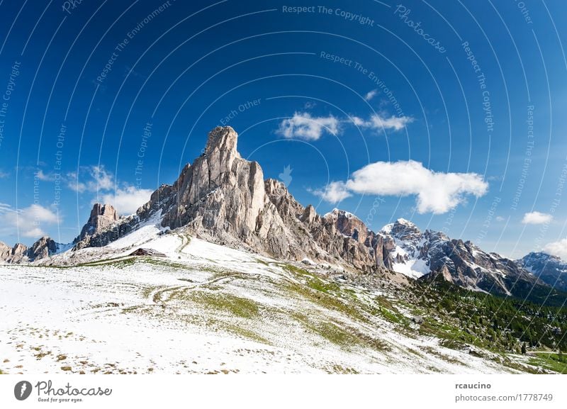Nuvolau-Spitze nach Sommerschneefällen, Dolomit, Italien. Ferien & Urlaub & Reisen Tourismus Schnee Berge u. Gebirge Natur Landschaft Himmel Alpen Gipfel