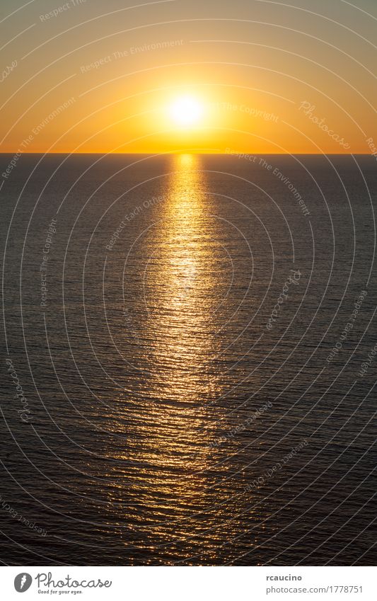 Ein majestätischer, perfekter warmer Sonnenuntergang über Mittelmeer Erholung Ferien & Urlaub & Reisen Tourismus Sommer Natur Landschaft Himmel Wärme Küste gelb