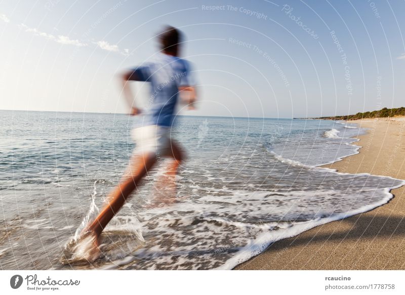 Mann läuft barfuß an der Grenze zum Meer Freude Erholung Ferien & Urlaub & Reisen Sommer Strand Wellen Sport Joggen Erwachsene Natur Landschaft Küste Bekleidung