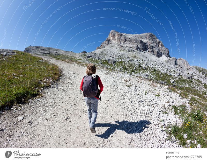 Junger Wanderer, der auf einen Gebirgspfad geht. Dolomities, Italien Freude Ferien & Urlaub & Reisen Tourismus Abenteuer Sommer Berge u. Gebirge Sport Kind Mann