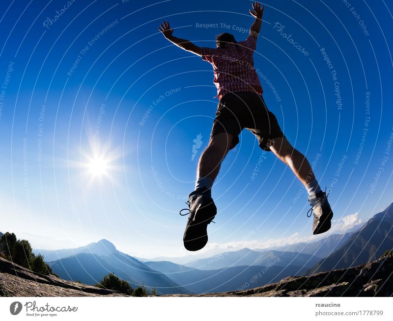 Der Mann springend in den Sonnenschein gegen blauen Himmel. Lifestyle Freude Erholung Ferien & Urlaub & Reisen Freiheit Sommer Berge u. Gebirge Erfolg