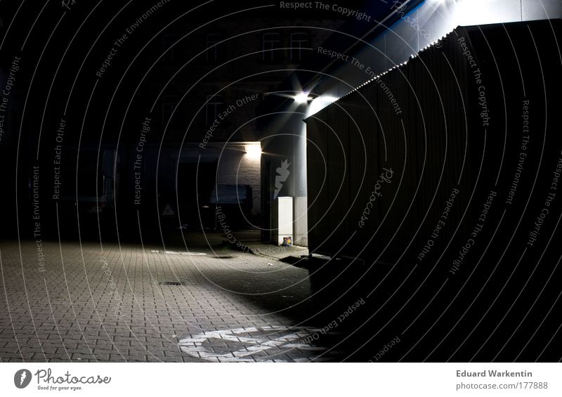 nachtleer 01 Menschenleer Architektur Tankstelle Mauer Wand kalt dunkel Hinterhof Parkplatz Kunstlicht Farbfoto Außenaufnahme Textfreiraum links