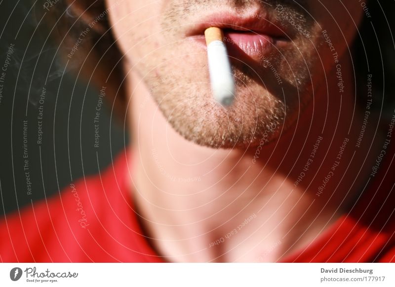 Raucher haben es schwer Farbfoto Außenaufnahme Tag Licht Schatten Kontrast Sonnenlicht Zentralperspektive Rauchen Mensch maskulin Junger Mann Jugendliche Haut