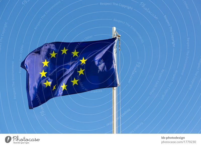 Flag of European Union on a flagpole Wind Fahne blau gelb EU Europa textile Satin fabric sky blue Symbole & Metaphern symbolic move motion sign Farbfoto