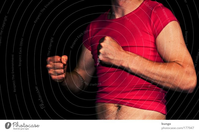 ducenta defixa Farbfoto Studioaufnahme Textfreiraum links Kunstlicht Oberkörper Mann Erwachsene Brust Arme Finger Bauch T-Shirt Aggression muskulös rosa rot
