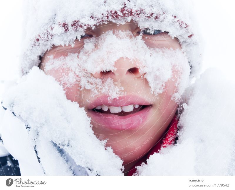 Portrait eines Kindes bedeckt mit Schnee Lifestyle Freude Winter Berge u. Gebirge Junge Mann Erwachsene Lächeln weiß Einsamkeit Baskenmütze Verschlussdeckel