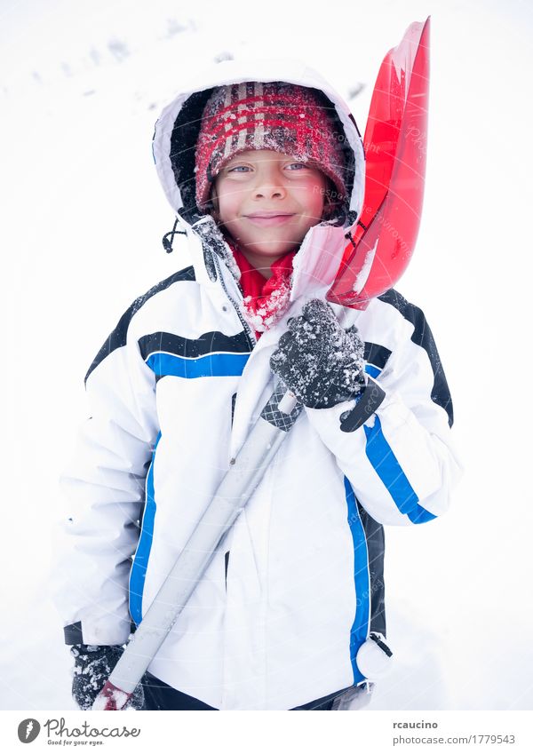 Kinderporträt Winter Schnee Lifestyle Freude Erholung Berge u. Gebirge Junge Mann Erwachsene Bekleidung Lächeln blau rot weiß Baskenmütze Kaukasier kalt Eis