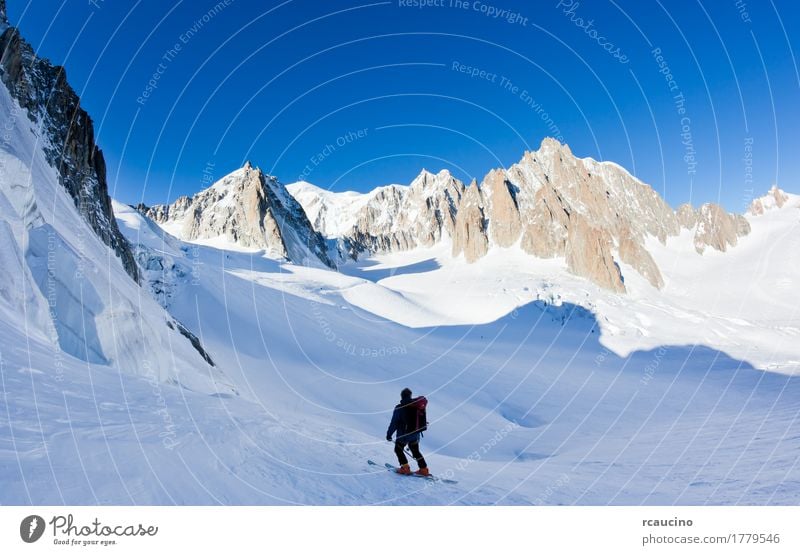 Skifahrer im Mont Blanc-Massiv, Chamonix, Frankreich. Ferien & Urlaub & Reisen Tourismus Expedition Winter Schnee Berge u. Gebirge Mann Erwachsene Natur