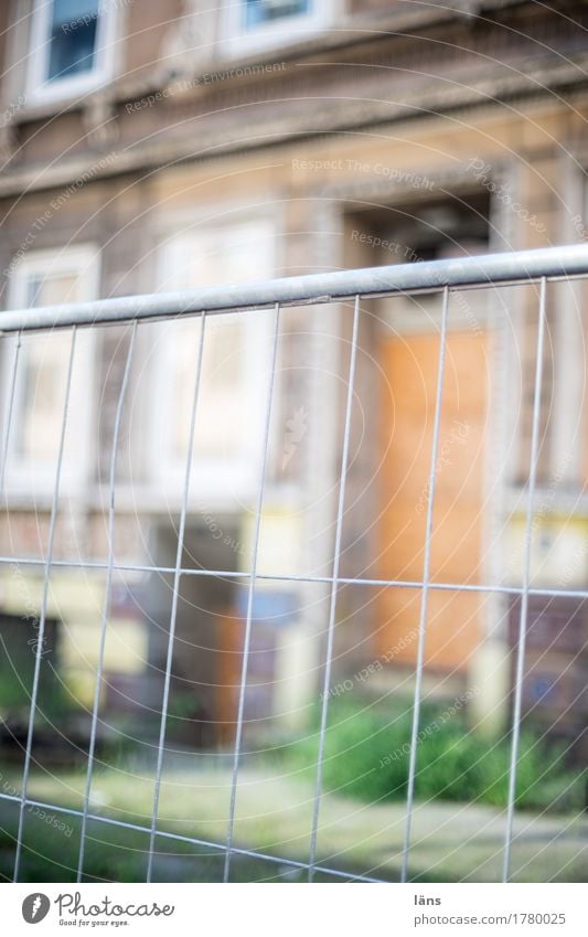 Baufällig alt Barriere Zaun Renovieren Modernisierung baufällig verwohnt Wohnung Haus Baustelle Menschenleer gefährlich Risiko