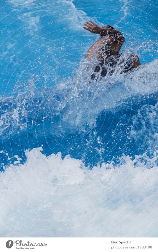 Talwärts Wassersport Sportler Surfen Surfer Rücken Schwimmbad ästhetisch außergewöhnlich Flüssigkeit blau Dynamik Bewegung Wellen Wasserspritzer Gischt wild