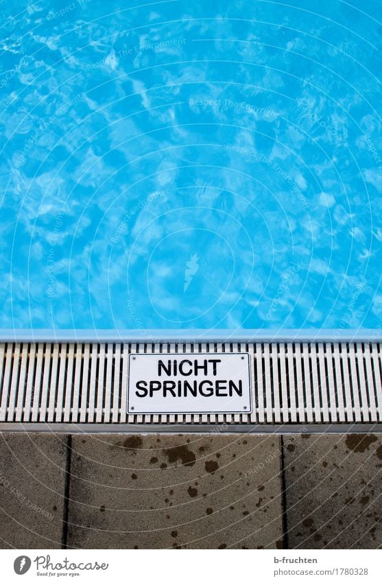 Nicht springen Wellness Schwimmbad Schwimmen & Baden blau Angst Verbote Schilder & Markierungen Wasser Sicherheit sorgfalt Risiko gefährlich Ecke Farbfoto