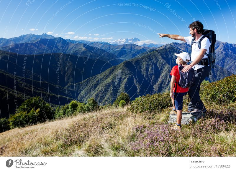 Mann und kleiner Junge stehen auf einer Bergwiese. Lifestyle Erholung Ferien & Urlaub & Reisen Tourismus Sommer Berge u. Gebirge wandern Sport Kind Mensch