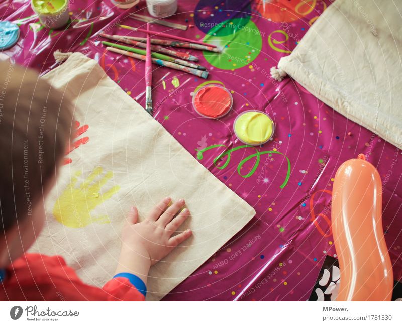 doch ein kindergeburtstag Mensch Kind Kleinkind Kindheit Kindheitserinnerung Hand 1 Kunst Künstler Maler Anstreicher Spielen streichen malen Farbe Farbstoff