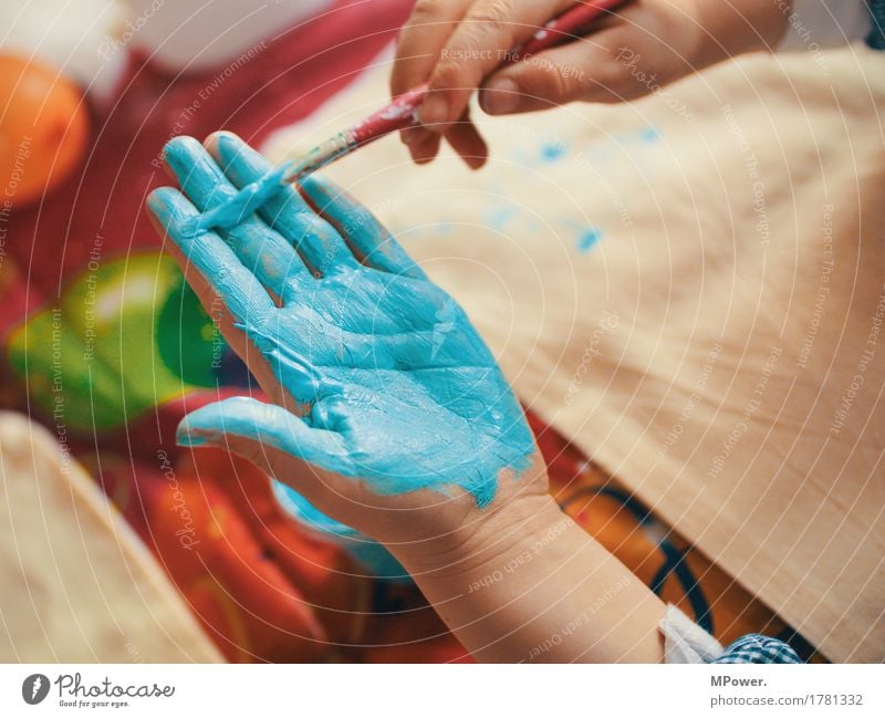 handful of color Mensch Kind Kleinkind Kindheit Hand 1 Kunst Künstler Maler Spielen malen Farbe mehrfarbig matschen blau türkis Pinsel Finger Fingerabdruck