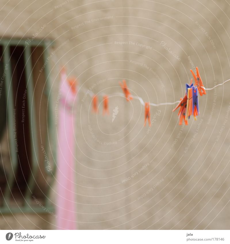 hängen gelassen Farbfoto Außenaufnahme Menschenleer Wäsche Wäscheleine Wäscheklammern Fenster Fassade Gitter blau rot orange rosa Tag