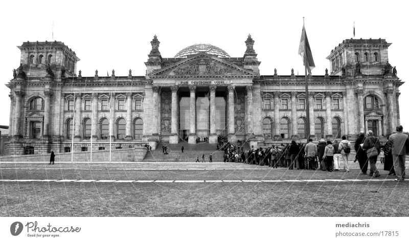 ReichstagReichstag Weitwinkel warten Europa Deutscher Bundestag Mensch Schwarzweißfoto Berlin