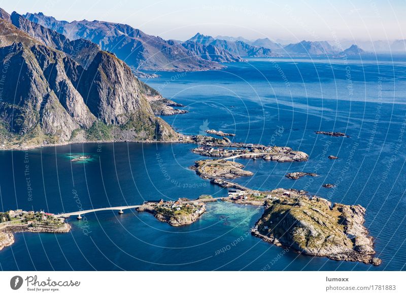 norwegian spirit Natur Landschaft Urelemente Wasser Sommer Berge u. Gebirge Gipfel Küste Fjord Meer gigantisch blau grau grün Mut Tatkraft Lofoten Norwegen