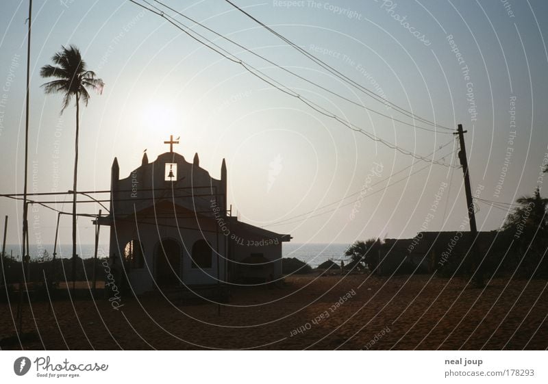 Kirche in 1a-Lage Farbfoto Gedeckte Farben Außenaufnahme Silhouette Gegenlicht Tourismus Landschaft Himmel Palme Küste Indien – Goa Asien Menschenleer Strommast