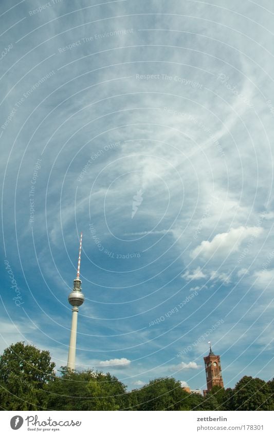 Die zwei Türme Berlin Himmel Sommer Wolken Hauptstadt Berlin-Mitte Stadtzentrum alex. alexanderplatz Berliner Fernsehturm telegurke telespargel Rotes Rathaus
