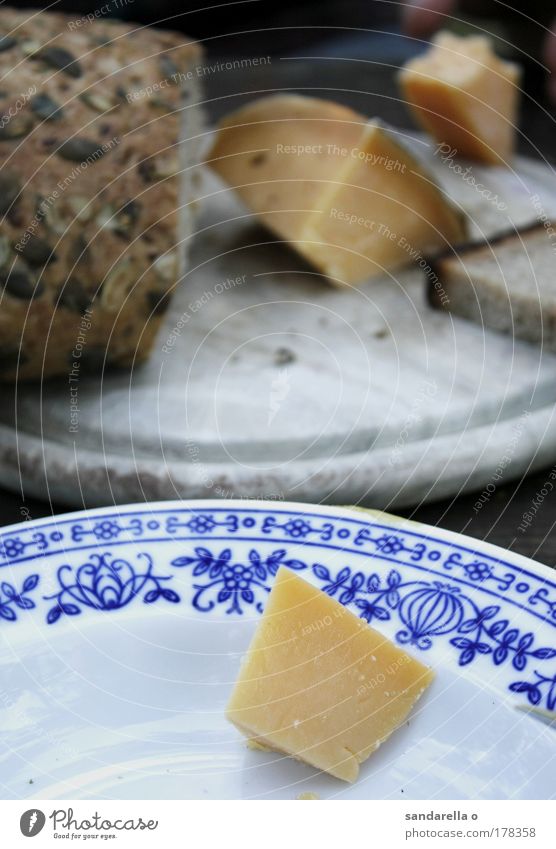 Bauernfrühstück Gedeckte Farben Außenaufnahme Menschenleer Abend Schwache Tiefenschärfe Lebensmittel Käse Milcherzeugnisse Teigwaren Backwaren Brot Ernährung