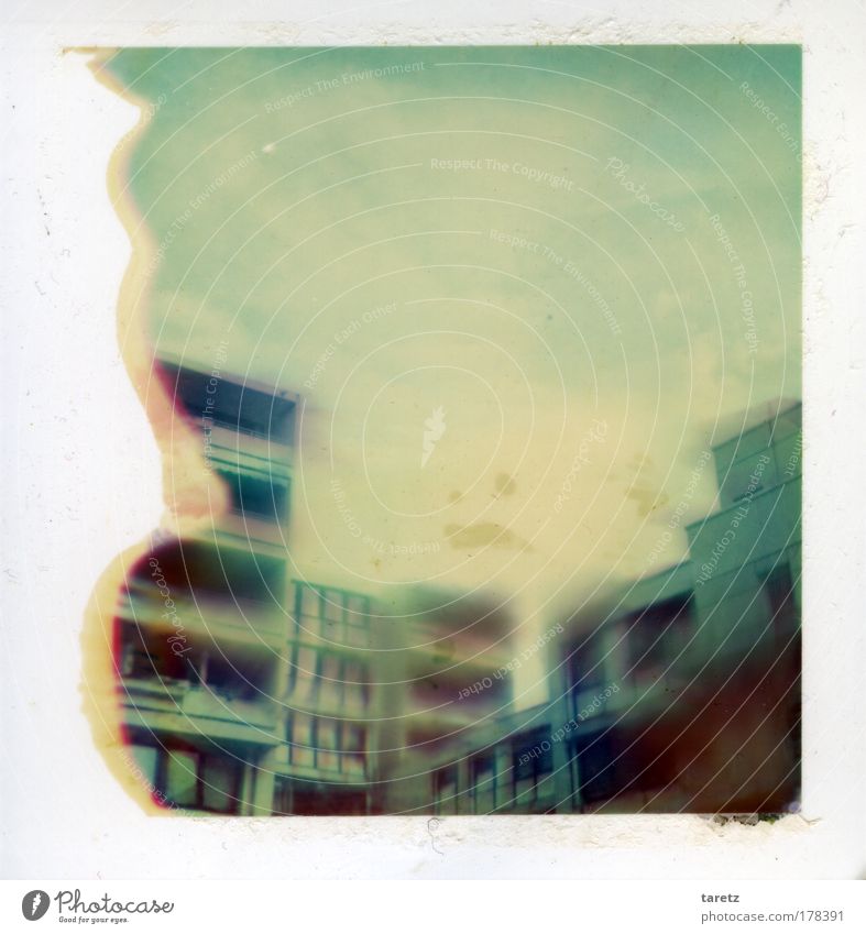 Geisterstadt Farbfoto Außenaufnahme Experiment Polaroid abstrakt Menschenleer Textfreiraum oben Tag Unschärfe Zentralperspektive Aachen Stadt Haus Wohnblock