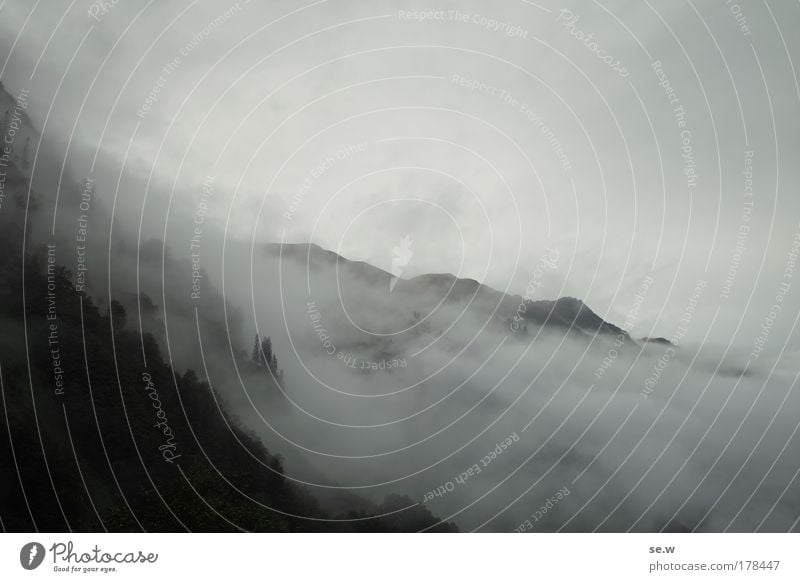 Es wird Herbst! Farbfoto Außenaufnahme Menschenleer Textfreiraum oben Schatten Wolken Sommer Regen Alpen Berge u. Gebirge grau schwarz Müdigkeit Sehnsucht