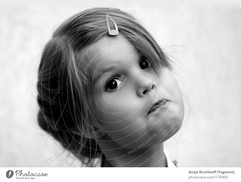 Kleines Hexchen ;O) Schwarzweißfoto Außenaufnahme Tag Porträt Blick Kind Mädchen Kindheit Kopf 8-13 Jahre außergewöhnlich frech Fröhlichkeit schön lustig