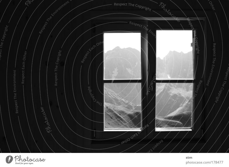 Bergpanorama durch Hüttenfenster Schwarzweißfoto Innenaufnahme Textfreiraum links Abend Silhouette harmonisch Zufriedenheit Erholung ruhig