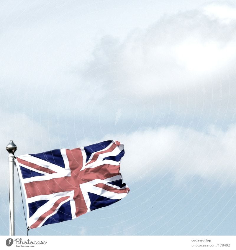 jack historisch blau rot weiß Fahne Fahnenmast Union Jack Großbritannien Himmel Wolken The British Commonwealth of Nations Britische Überseegebiete England