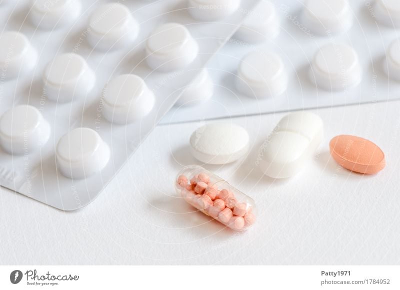 Tabletten Gesundheit Medikament Gesundheitswesen Pharmazie Verpackung Blister rund Sauberkeit rosa weiß Schmerz Drogensucht Farbfoto Nahaufnahme Detailaufnahme