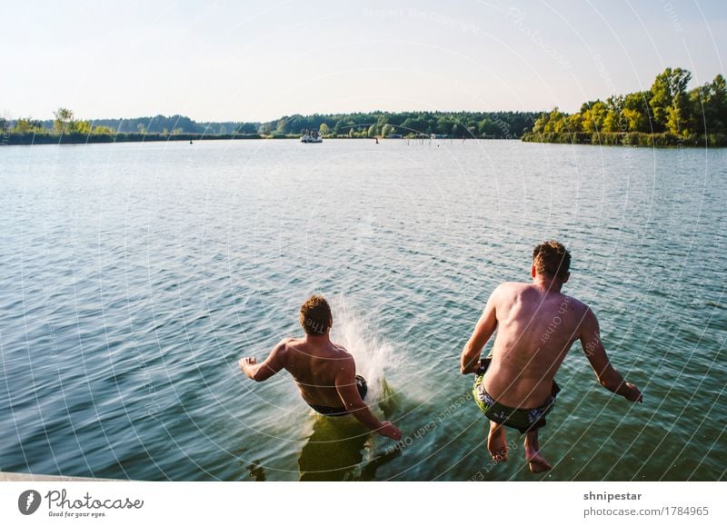 Zwei junge Männer springen ins Wasser Freude sportlich Fitness Wohlgefühl Ferien & Urlaub & Reisen Abenteuer Sommer Sonne Sport Sport-Training Schwimmen & Baden