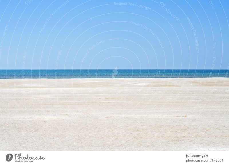 Klare Aussicht Farbfoto Außenaufnahme Tag Zentralperspektive Totale Ferien & Urlaub & Reisen Ausflug Ferne Sommer Strand Meer Natur Landschaft Sand Wasser