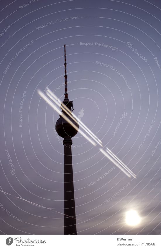 gestreifter Riese Himmel Wolken Nachthimmel Turm Bauwerk Gebäude Architektur leuchten Bekanntheit Kraft Fernsehturm Lichtschweif Berlin Alexanderplatz Farbfoto