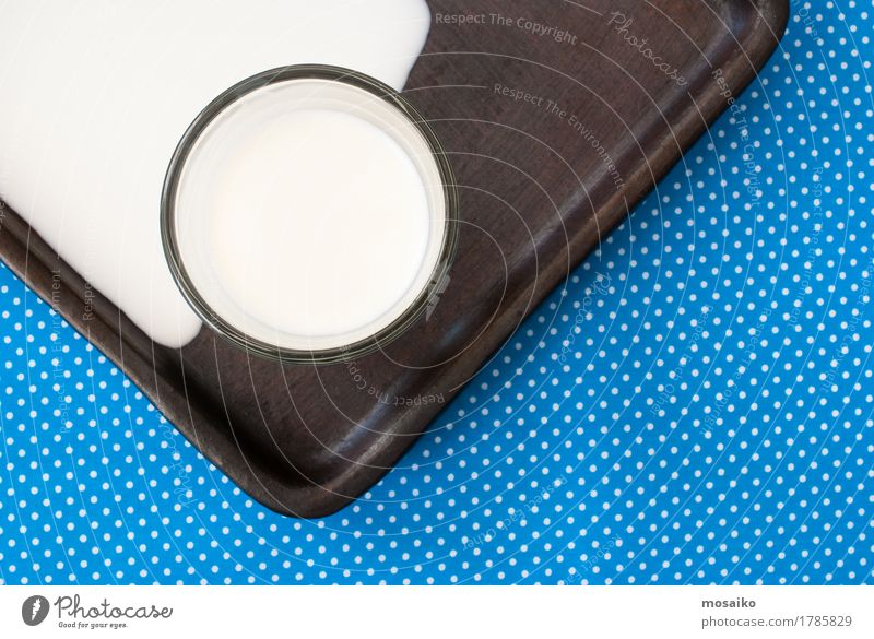 Milch Lebensmittel Ernährung Frühstück Getränk Design Kunst ästhetisch außergewöhnlich Billig trendy blau braun weiß Fairness Reinlichkeit Sauberkeit