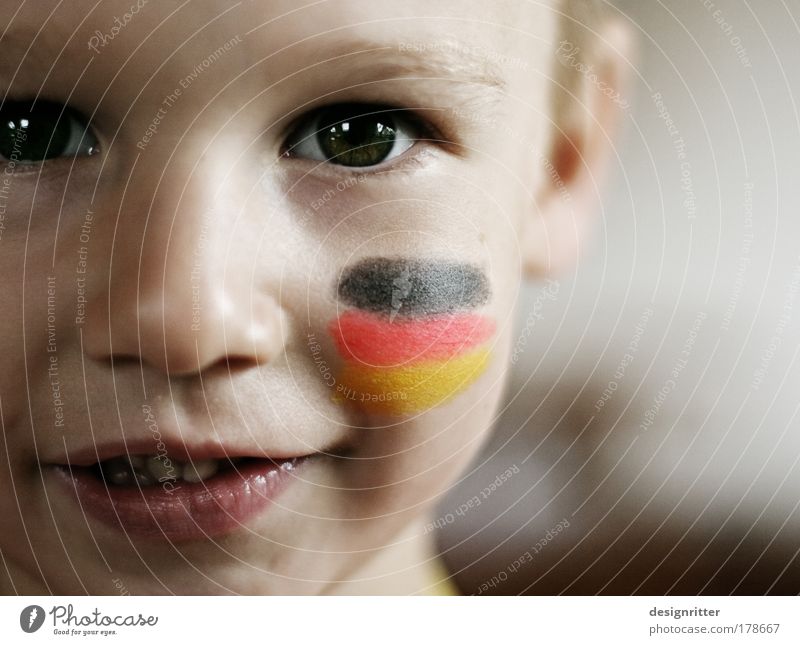 Du bist Deutschland Farbfoto Gedeckte Farben Nahaufnahme Textfreiraum rechts Schwache Tiefenschärfe Porträt Blick in die Kamera Kind Junge Kindheit Gesicht Auge
