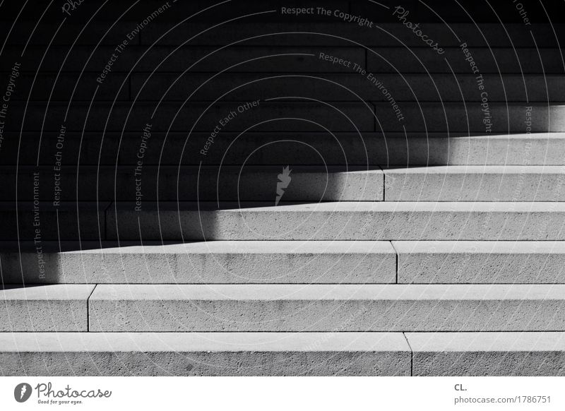 schnitt Treppe dunkel eckig Zukunftsangst geheimnisvoll Stufenordnung Schwarzweißfoto Außenaufnahme abstrakt Menschenleer Tag Licht Schatten Kontrast