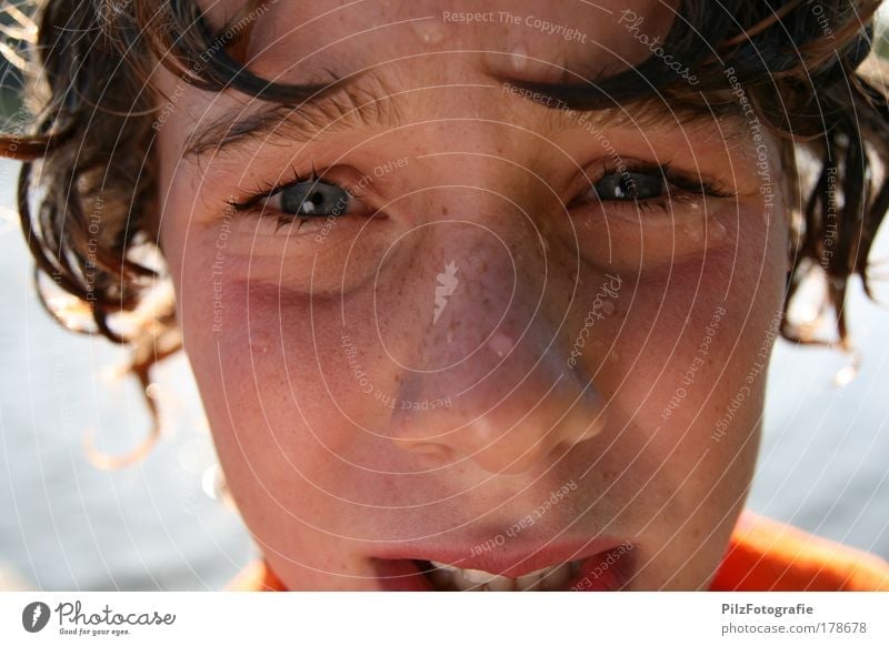 Drama Farbfoto Zentralperspektive Blick Blick in die Kamera maskulin Junge Haare & Frisuren Gesicht Mund Lippen Zähne 8-13 Jahre Kind Kindheit Wassertropfen