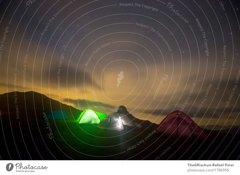 Zelten Umwelt Natur grün rot schwarz Zeltlager Licht Schatten Berge u. Gebirge Wolken spitzmeilen Alpen Schweiz schlafen Außenaufnahme Sternenhimmel Farbfoto