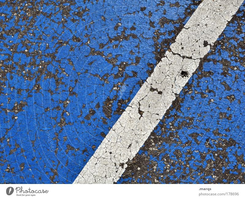 Auf Streife Farbfoto Detailaufnahme abstrakt Muster Strukturen & Formen Textfreiraum links Blick nach unten Design Verkehr Verkehrswege Parkplatz Beton