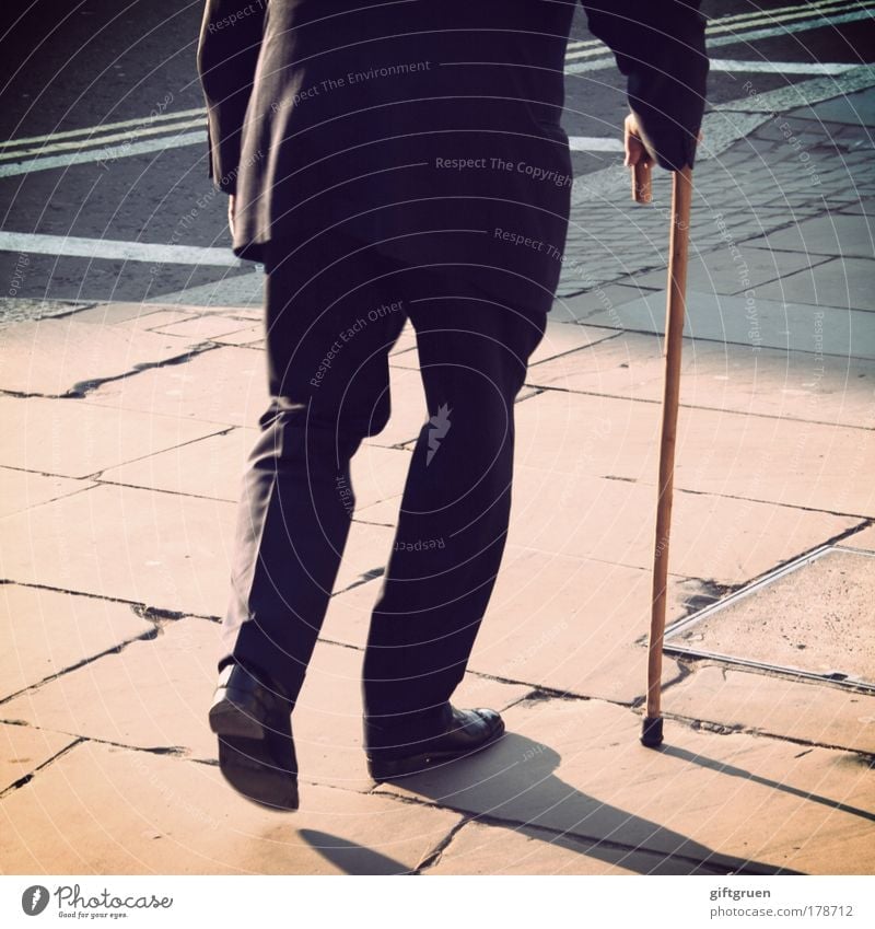 sauntering Farbfoto Außenaufnahme Tag maskulin Mann Erwachsene Männlicher Senior Leben Hand Beine Fuß 1 Mensch 60 und älter Hose Anzug Schuhe alt gehen vorwärts