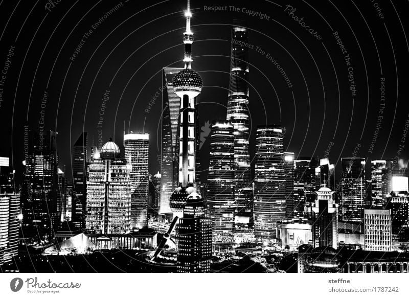 Rising high (Shanghai) Stadt Skyline überbevölkert Hochhaus Pu Dong China Wachstum Kapitalismus Langzeitbelichtung Nachtaufnahme Energie Licht Schwarzweißfoto