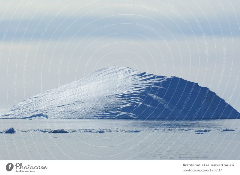 Kleiner Eisberg Farbfoto Außenaufnahme Tag Sonnenlicht Umwelt Natur Sommer Klimawandel Schönes Wetter Frost Meer kalt blau schön Einsamkeit